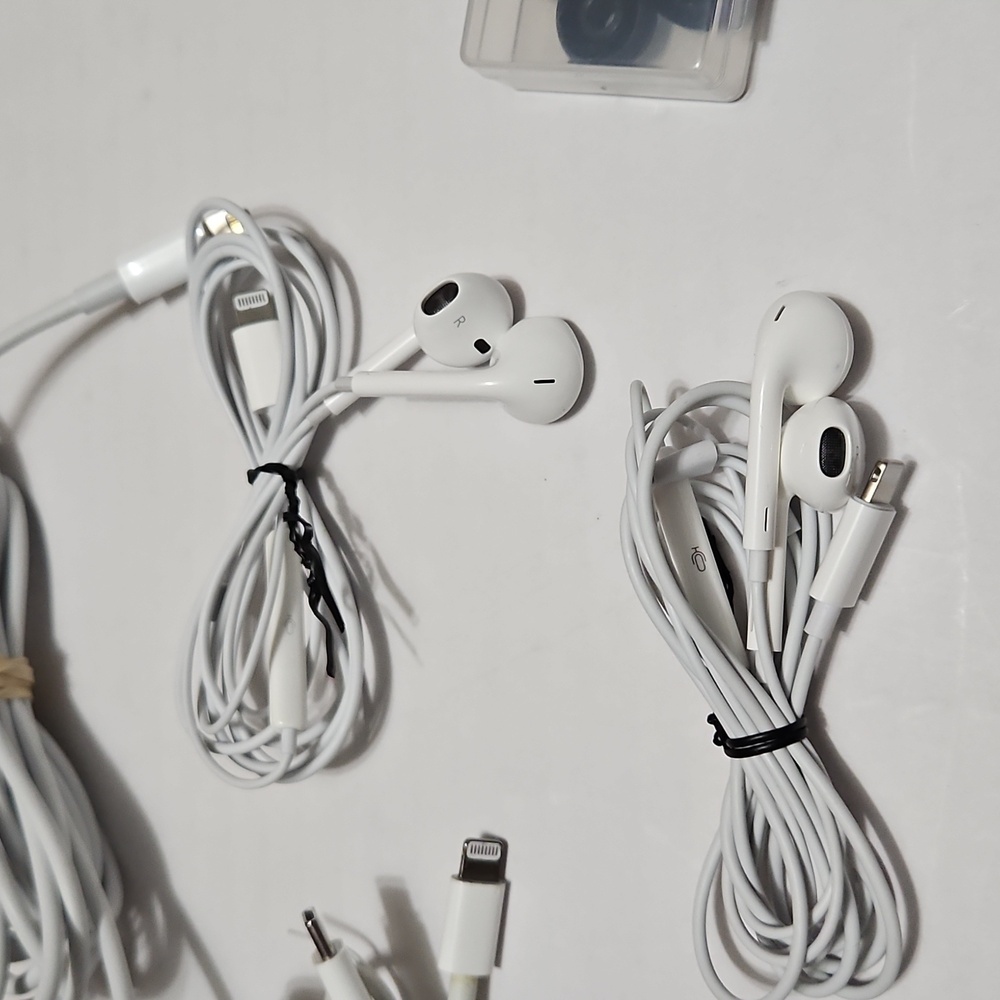 White Wired Apple Ear Buds with Accessories - Picture 2 of 7
